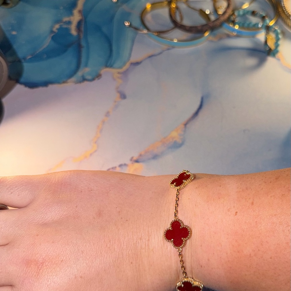 Gold-Tone Bracelet with Red Clover Motifs - Picture 9 of 9